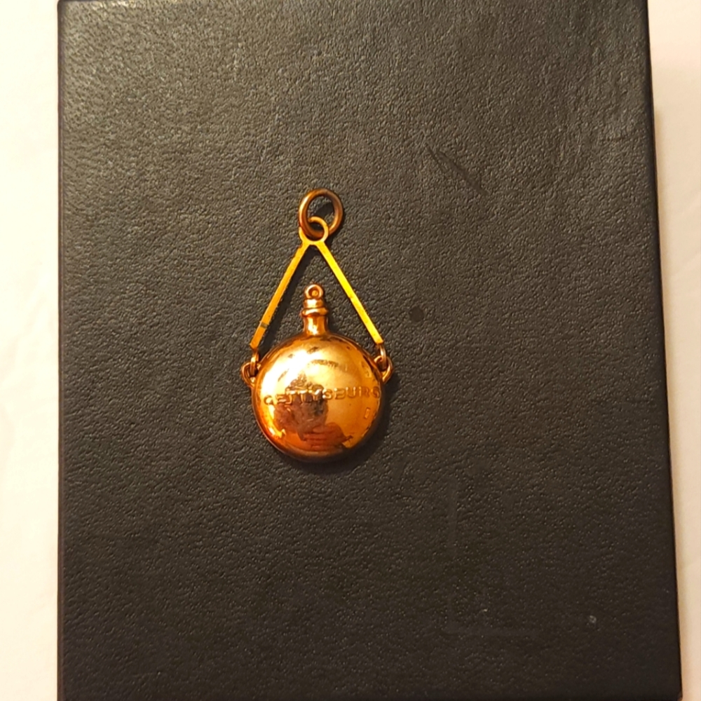 Vintage Base Metal GettysBurg Pendant